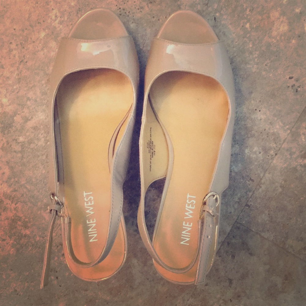 Nine West nude 2 in heels. Size 6.5.